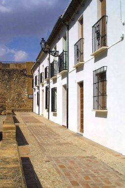 = = Coğrafi konumu = = Antequera, başkent Malaga 'nın 50 km kuzeyinde yer almaktadır.