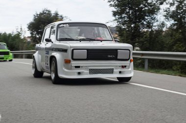 Asfalt rallisinde klasik küçük araba. Simca 1000 Rallye
