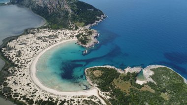 Griekenland 'daki Voidokilia plajının güzel bir hava görüntüsü.