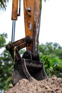 Yerdeki kazı kovasının dikey görüntüsü.