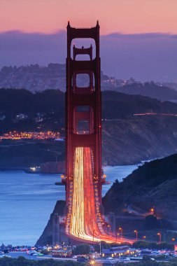 Golden Gate Köprüsü 'nün dikey görüntüsü. Arka planda güzel bir günbatımı var.