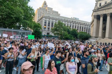 Foley Meydanı New York 'ta elinde karton levhalarla kürtaj hakları protestosu