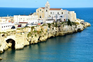 Kilise manzarası ve şehrin eski bölümündeki tipik mimari.