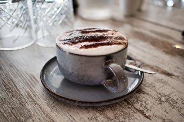 Bardakta sıcak çikolata içerken yakın plan bir fotoğraf.