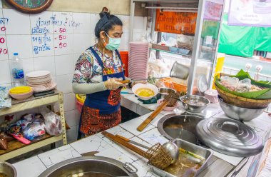 Bangkok Tayland 'da bir Tayland restoranı geleneksel erişte çorbası satar.