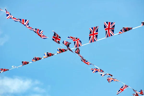 Low Angle Great Britain Flag Bunting Crossing Blue Sky Background — Stock Photo, Image