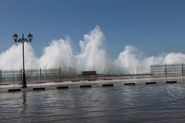 Promenade Schade Tijdens Storm Winter Verenigde Arabische Emiraten Overlopen Water — Stockfoto