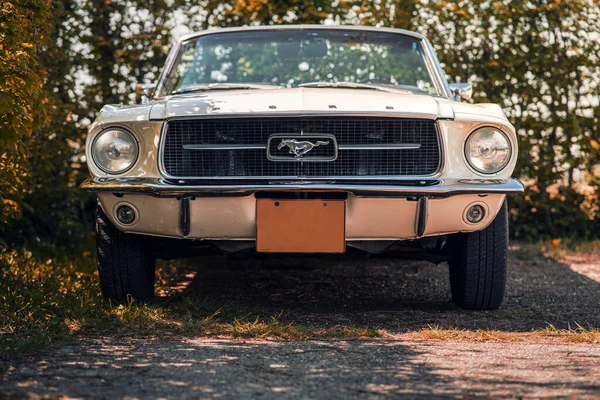 Uma Vista Frontal Carro Clássico Conversível Ford Mustang Livre — Fotografia de Stock