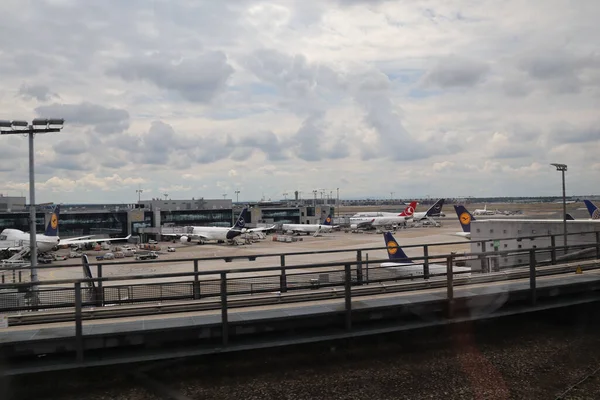Mehrere Flugzeuge Auf Dem Flugplatz Des Flughafens — Stockfoto