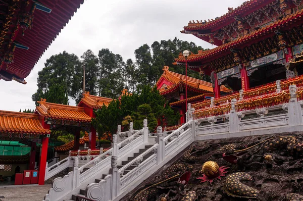 Tiro Ângulo Baixo Templo Budista Com Detalhes Intrincados Vermelhos Dia — Fotografia de Stock