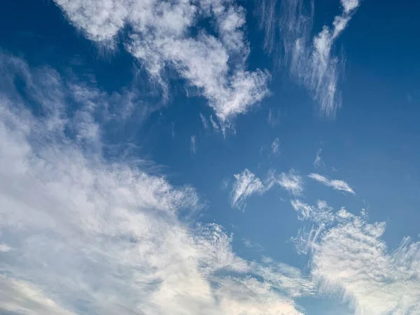 Tiro Perto Nuvens Contra Céu Azul Brilhante Dia Ensolarado — Fotografia de Stock