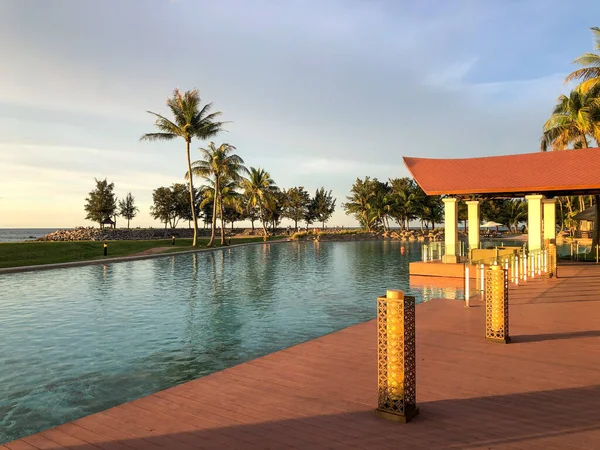 Brunei Asya Havuzu Tropikal Ağaçları Olan Bir Deniz Kenarı Oteli — Stok fotoğraf