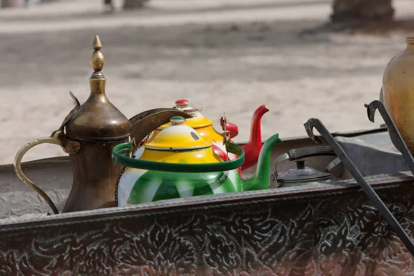 Verschiedene Arabische Teekannen Ruhen Der Metallbox Mit Heißer Feuerasche — Stockfoto