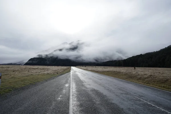 Asphalt Road Plains Foggy Mountains Background Eglinton Valley New Zealand — Stock Photo, Image