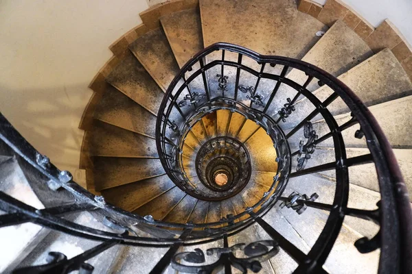 Una Vista Superior Escaleras Caracol Con Barandillas Negras — Foto de Stock
