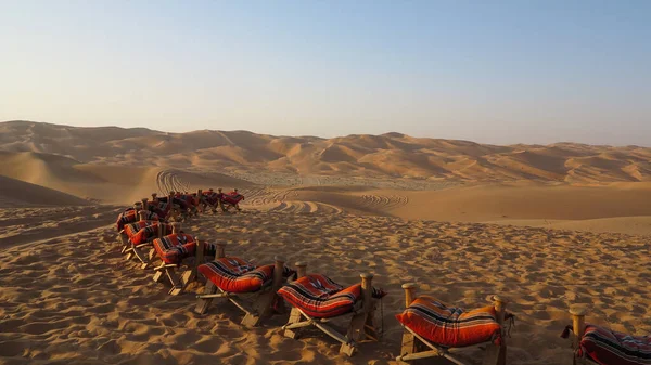 Des Sièges Traditionnels Bedouin Sont Installés Milieu Désert Installation Spectacle — Photo