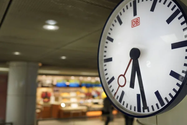 Närbild Deutsche Bahn Klocka Tågstationen München Tyskland — Stockfoto