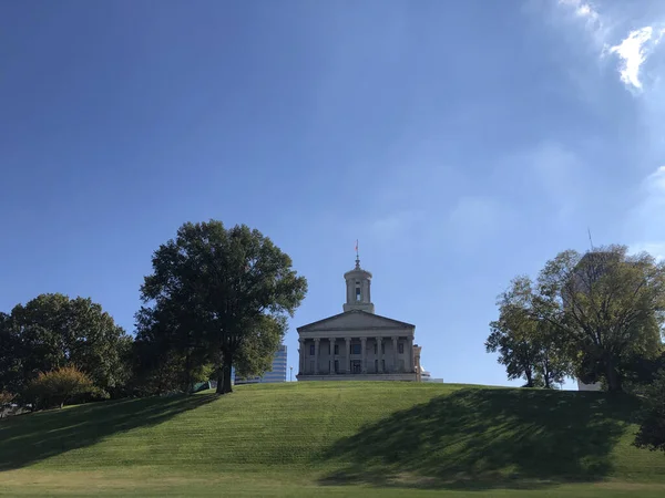 Beautiful Shot Tennessee State Capitol Green Hill Blue Sky Background — Stock Photo, Image