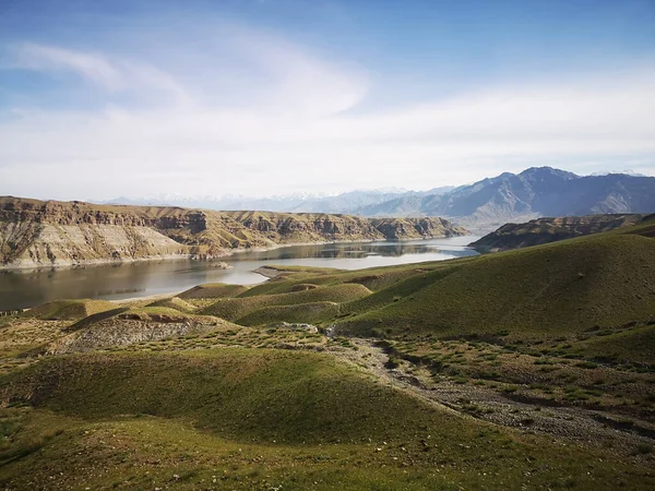 アフガニスタンにある貯水池のある渓谷の景色 — ストック写真