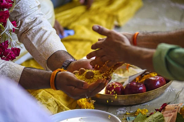 Närbild Händerna Ett Indiskt Par Bröllopsceremoni — Stockfoto