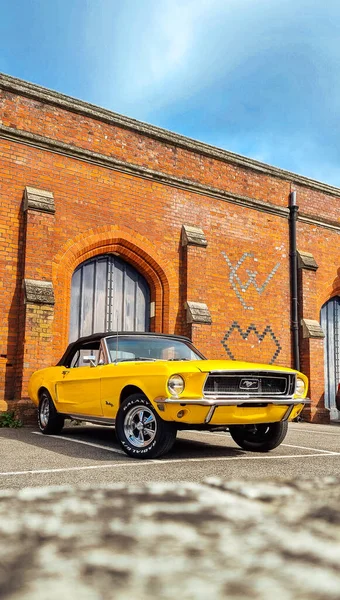 Een Verticaal Schot Van Een Gele Ford Mustang Car Restauratie — Stockfoto