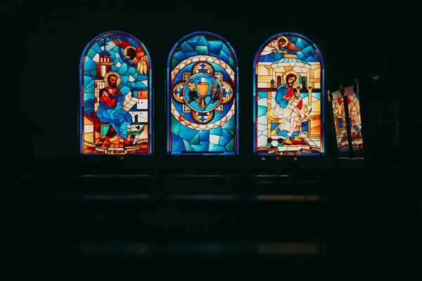 Fotografie Închidere Picturilor Sticlă Ale Diferiților Sfinți Din Biserică Întuneric — Fotografie, imagine de stoc