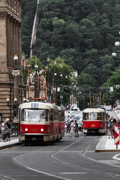 Plano Vertical Dos Tranvías Clásicos Rodeados Gente Praga República Checa — Foto de Stock