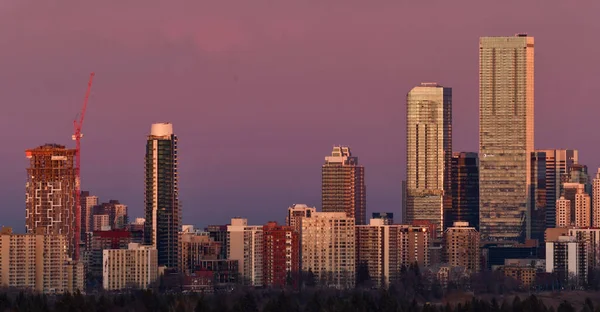 Panoramatický Snímek Městské Krajiny Mrakodrapy Budovami Během Východu Slunce — Stock fotografie