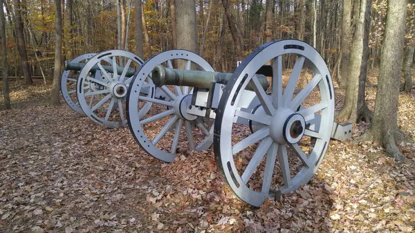 秋にペンシルベニアの砲兵公園で乾いた葉が地面にある2つの大砲の武器 — ストック写真