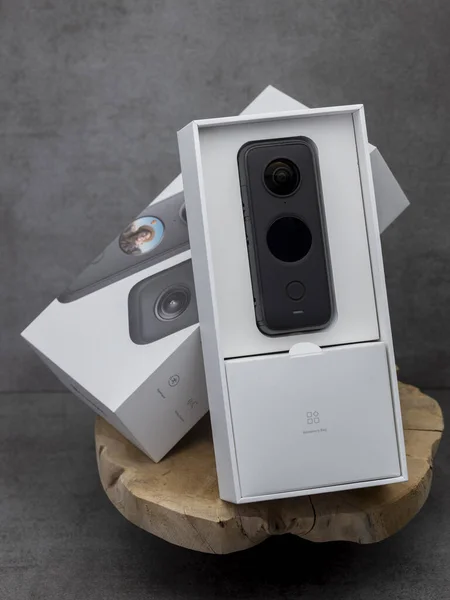 Stylový Box Fotoaparát Insta360 Nový Balíček Dřevěném Stojanu Proti Modernímu — Stock fotografie