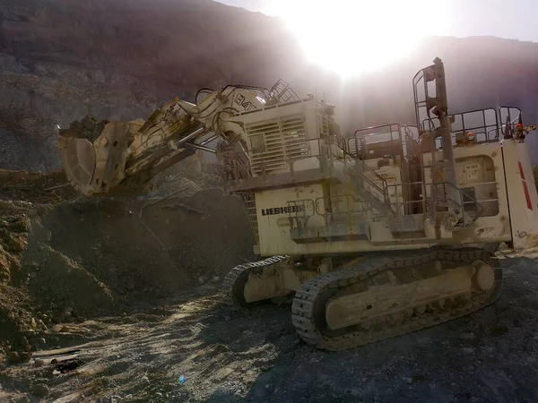 セルビアのMajdanpekで日没時に鉱山を採掘する掘削機 — ストック写真
