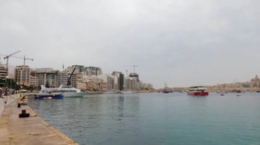 Gemiler ve turistik gemiler Sliema Limanı, Malta 'ya yanaştı.