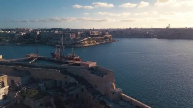 Valletta 'nın kuş bakışı görüntüsü, Malta sahilde güneşli bir günde mavi denize karşı