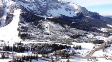 Kışın İtalyan Dolomitleri üzerinde insansız hava aracı görüntüsü