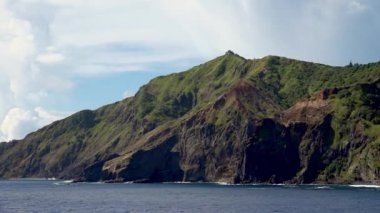 Pitcairn, öl Hauptinsel der Pitcairninseln von See aus gesehen
