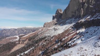 Kışın İtalyan Dolomitleri üzerinde insansız hava aracı görüntüsü
