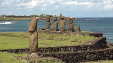 Moai Gruppe in Ahu Tahai schaut ins lnland