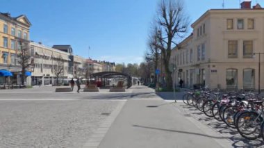 İsveç 'te güneşli bir günde, Orebro şehir merkezinin yaya caddesinin manzarası.