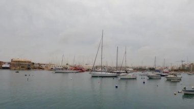 Malta adasındaki kayalık plajlardan deniz manzarası bulutlu gökyüzünün altında