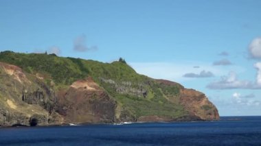 Pitcairn, öl Hauptinsel der Pitcairninseln von See aus gesehen