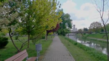 Romanya 'nın Timisoara kenti Bega nehri yakınlarındaki bir Parcul Uzinei parkı