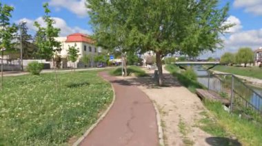 Romanya 'nın Timisoara kenti Bega nehri yakınlarındaki bir Parcul Uzinei parkı