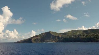 Pitcairn, öl Hauptinsel der Pitcairninseln von See aus gesehen