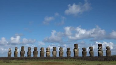 Ahu Tongariki mit 15 Moai bei Hanga Roa auf der Osterinsel