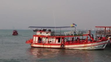 Balıkçı tekneleri akşam saatlerinde denize açılır.