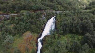 Norveç, İskandinavya 'daki küçük bir şelalenin insansız hava aracı görüntüsü