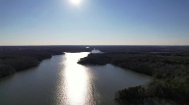 Güneşli bir günde Greensboro, NC 'de bir göl manzarası.