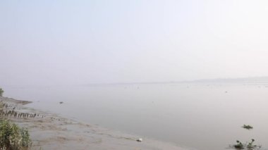 Ichamati Nehri 'nin Kalindi' ye doğru akan statik görüntüsü Hindistan 'ın Batı Bengal eyaletindeki Taki adlı köyün kıyısından görülüyor.