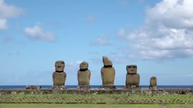 Moai Gruppe in Ahu Tahai schaut ins lnland