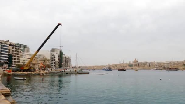 Σκάφη Και Τουριστικά Πλοία Αγκυροβόλησαν Στο Λιμάνι Της Σλιέμα Μάλτα — Αρχείο Βίντεο